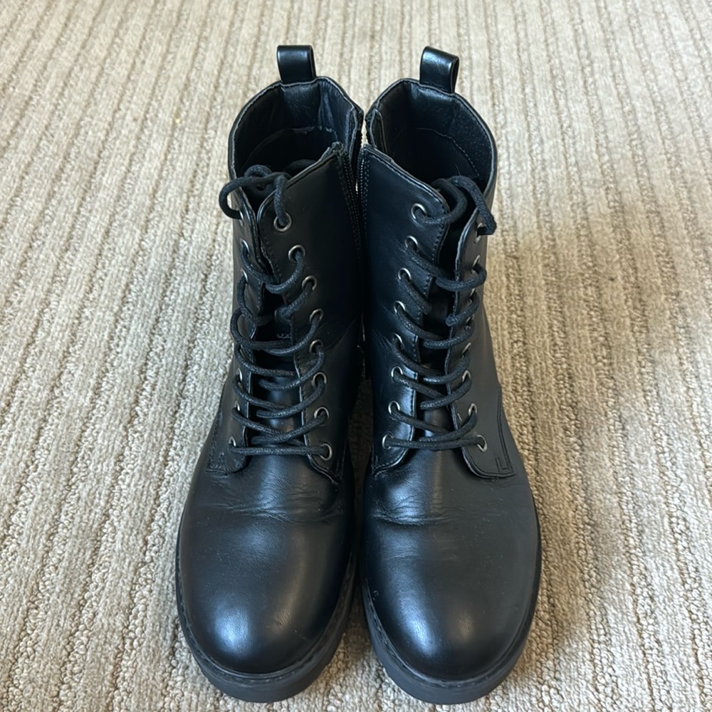 Black combat boots. Size 6 in women’s. Worn few times.